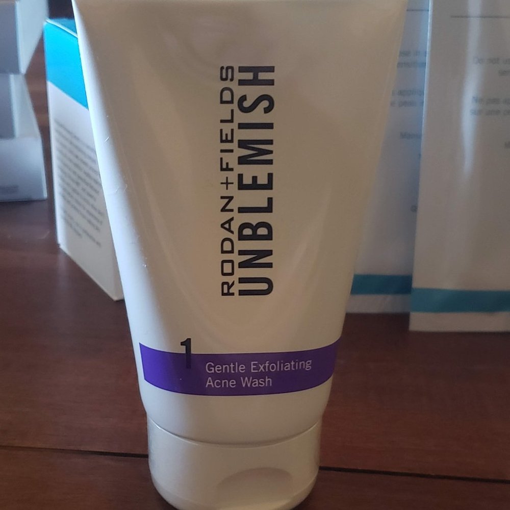 UNBLEMISH Gentle Exfoliating Acne Wash